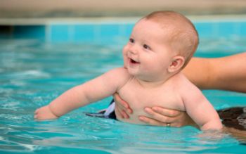 Плавание для новорождённых – почему это нужно вашему малышу?